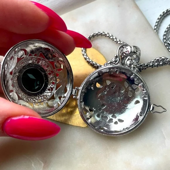 Green Rock Pendant Necklace - Picture 9 of 12